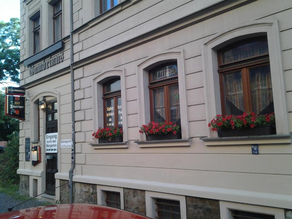 莱比锡林德诺佳斯特兹莫公寓的一座建筑,有三个窗户,上面有鲜花