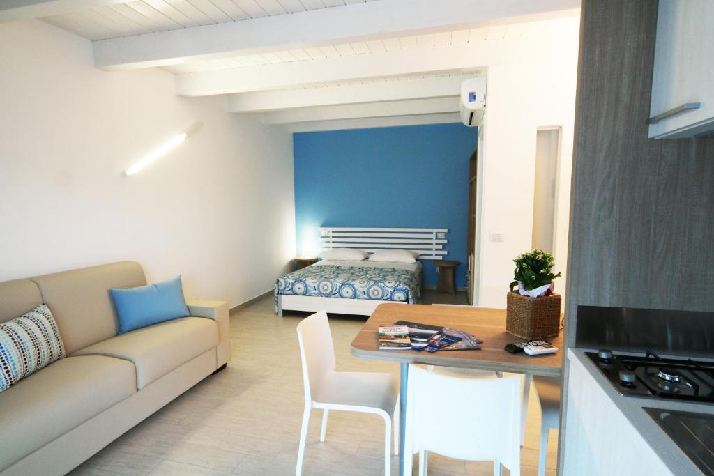 马蒂纳塔Casa Dante Bed&Breakfast的客厅配有沙发、桌子和床。