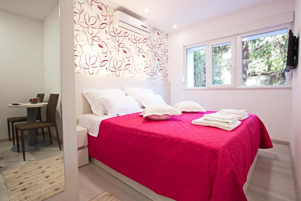 斯普利特斯普利特BVB旅馆的一间卧室配有一张带红色毯子的床