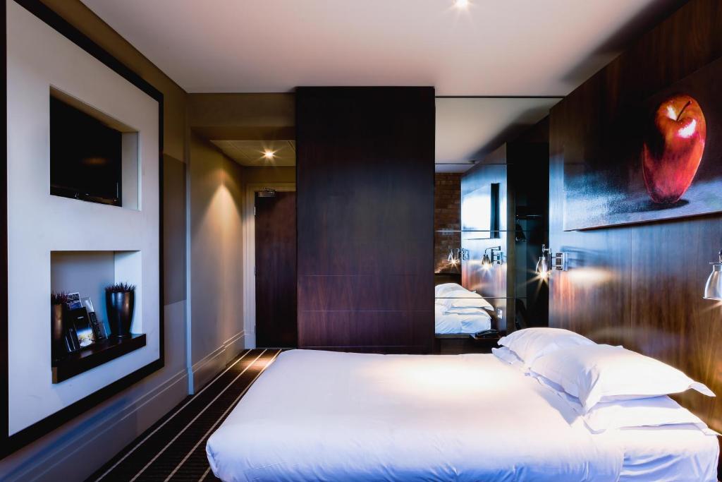 曼斯菲尔德毛尔酒店的一间酒店客房,设有两张床和电视