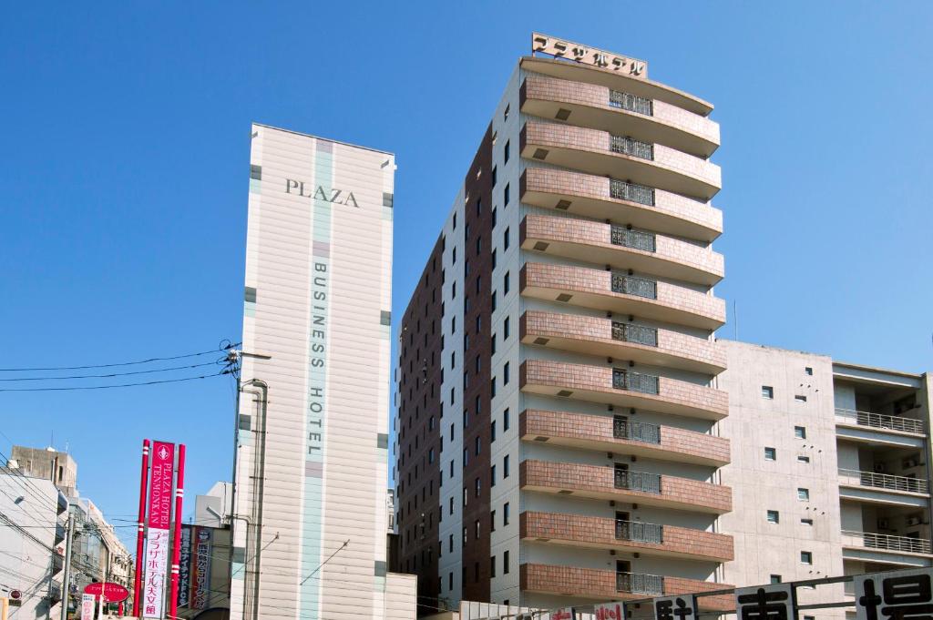 鹿儿岛Kagoshima Plaza Hotel Tenmonkan的两座高楼旁的高楼