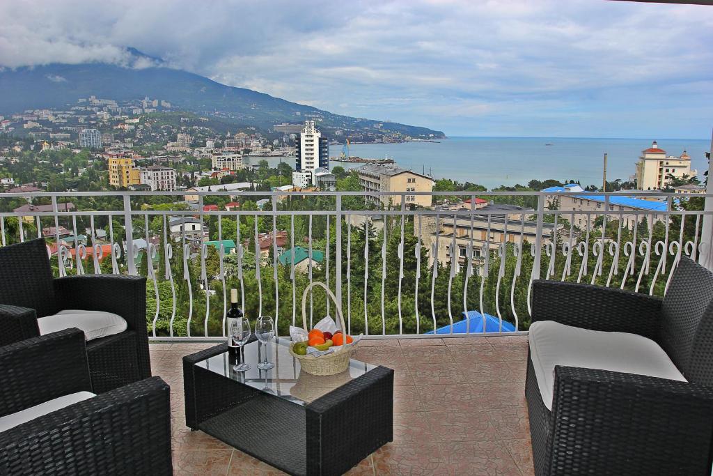 雅尔塔Hotel Imperial 2011的阳台配有桌椅,享有海景。