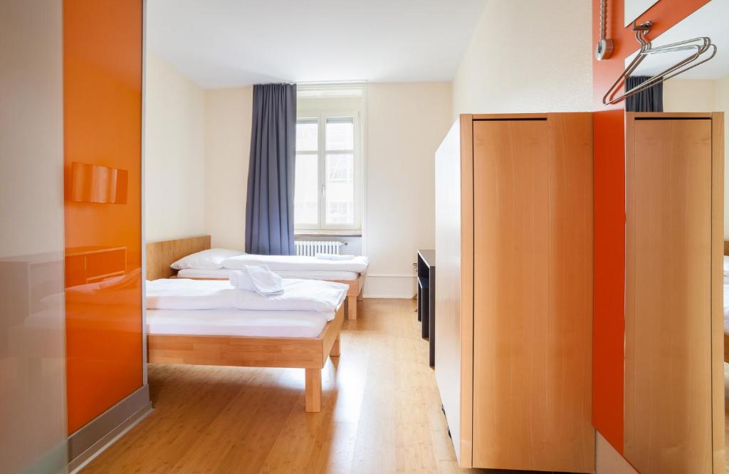 巴塞尔easyHotel Basel City - contactless self check-in的客房设有两张床和窗户。