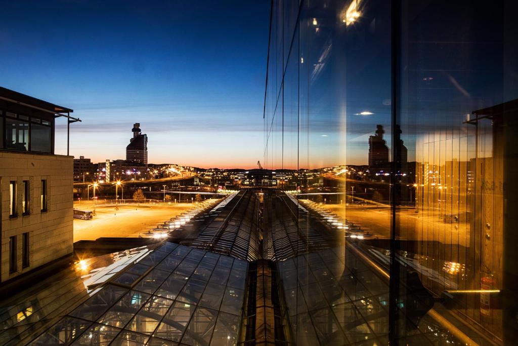 哥德堡第一酒店G的建筑在晚上可欣赏到城市美景
