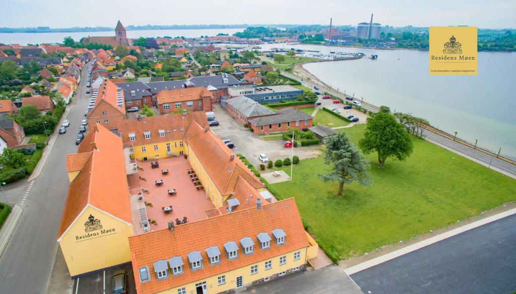 斯泰厄Hotel Residens Møen的享有河边建筑物的空中景致