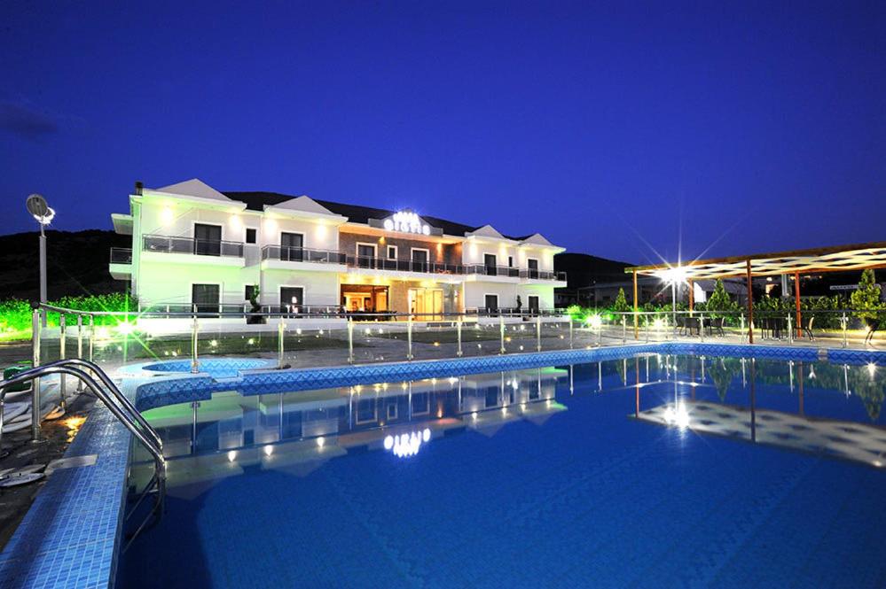 约阿尼纳基奥特斯精品酒店的一座大楼前的大型游泳池