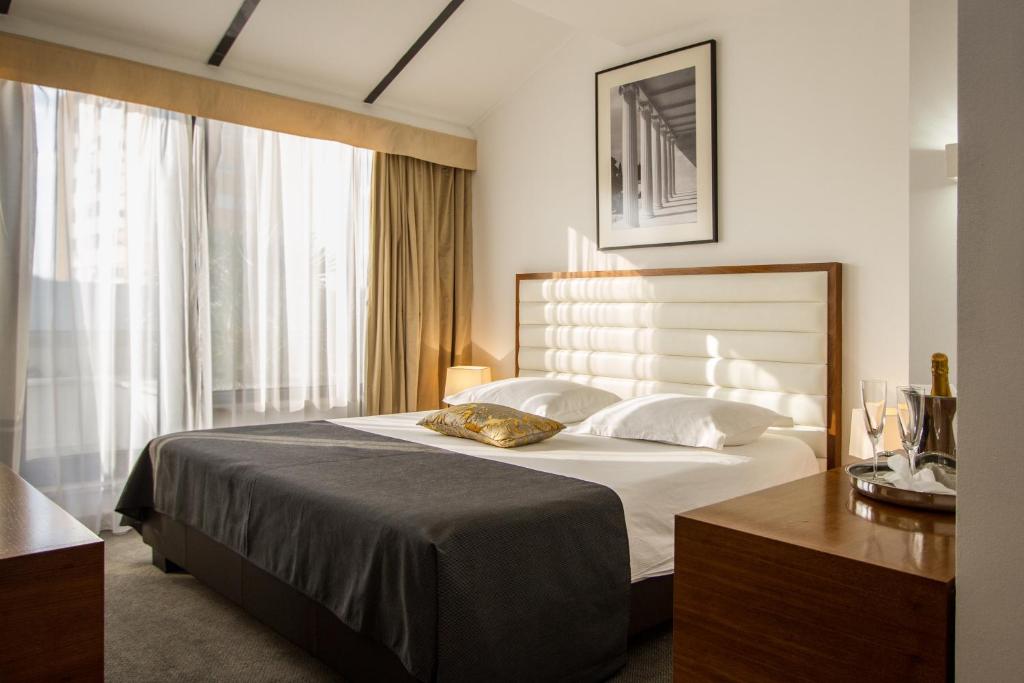 斯普利特阿瑞埃姆酒店的一间卧室设有一张大床和一个大窗户