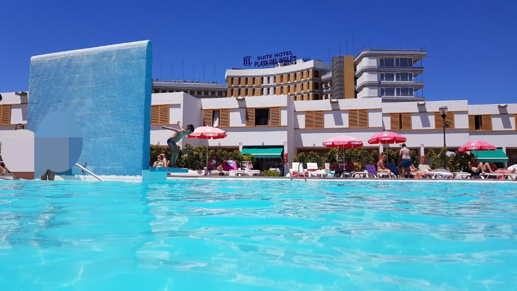 英格兰海滩Apartamento Barber Las Brisas的酒店前的游泳池