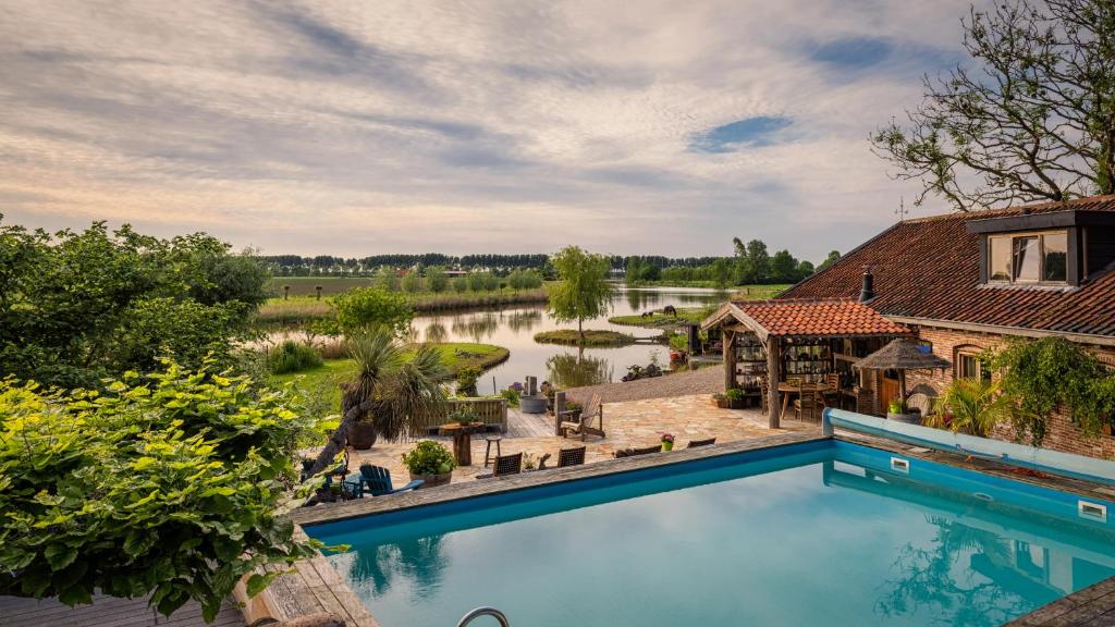 斯容代克恩塞纳达旅馆的享有带游泳池和河流的房屋的空中景致