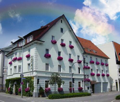 图特林根Hotel Rosengarten Tuttlingen的一座白色的大建筑,上面有花盒