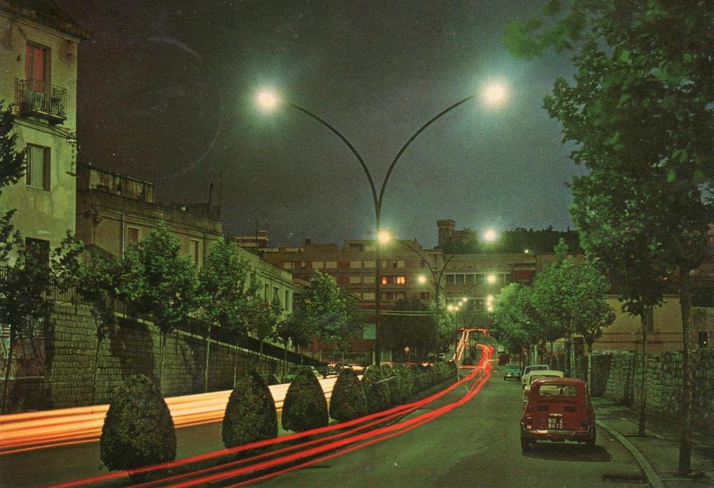 努奥罗Da Tore的夜间有汽车和街灯的城市街道