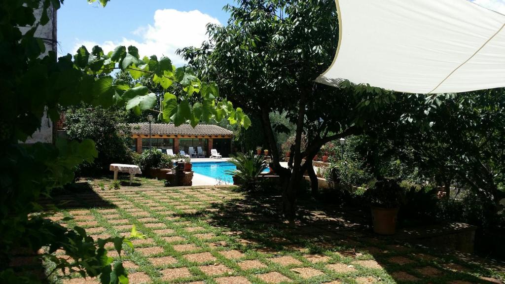 帕尔斯Mas Pericay的一个带游泳池和房子的后院