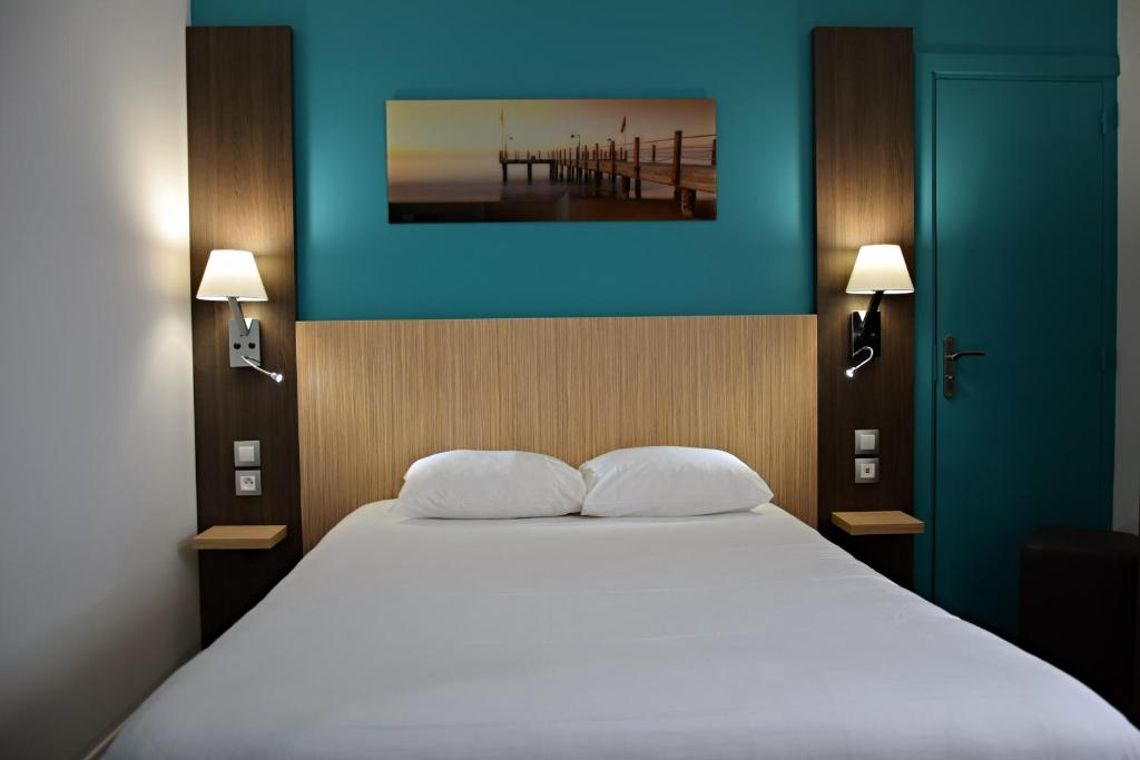 克里昂Contact Hotel Le Seino Marin - Cléon Elbeuf的卧室配有白色床和蓝色墙壁