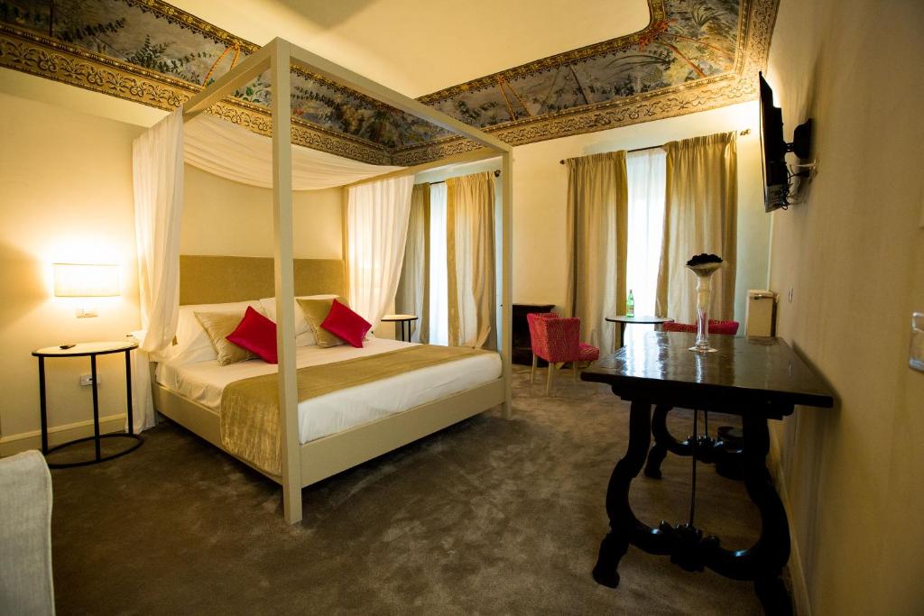 卡夏Palazzo Franceschini的一间卧室配有一张天蓬床和一张桌子