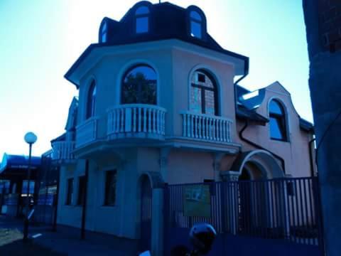 贝拉茨尔克瓦Guest house Ćane Smestaj的一座大型白色建筑,上面设有阳台