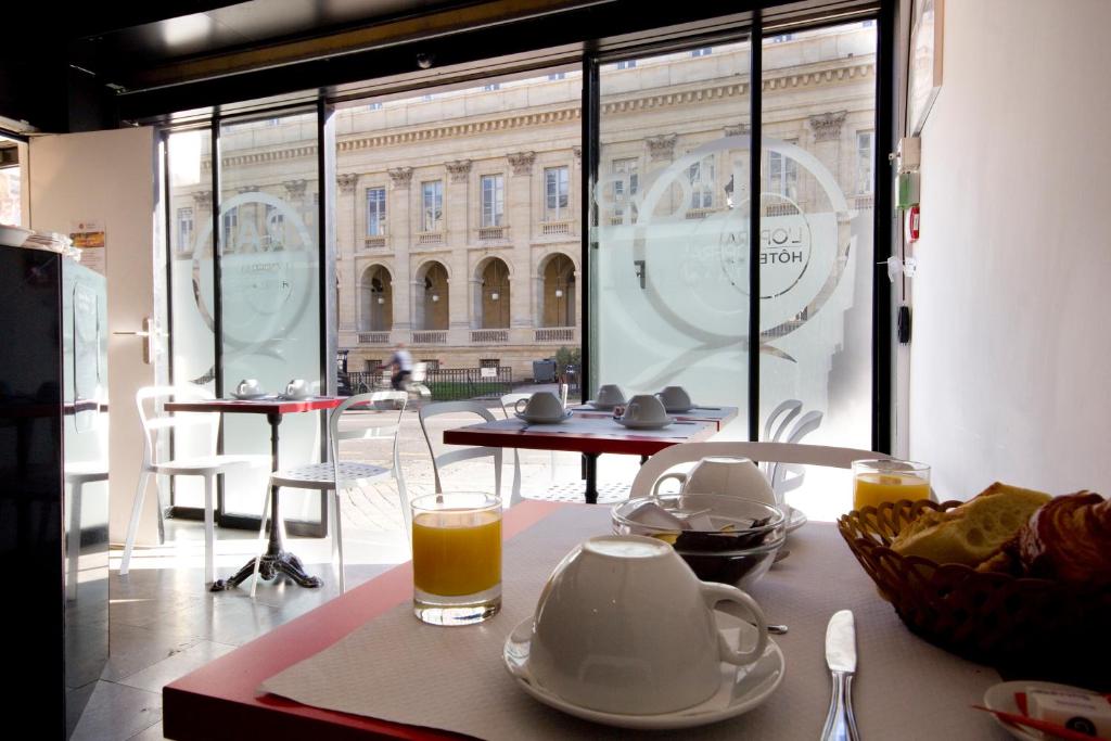 波尔多剧院酒店的一张桌子,茶壶和一杯橙汁