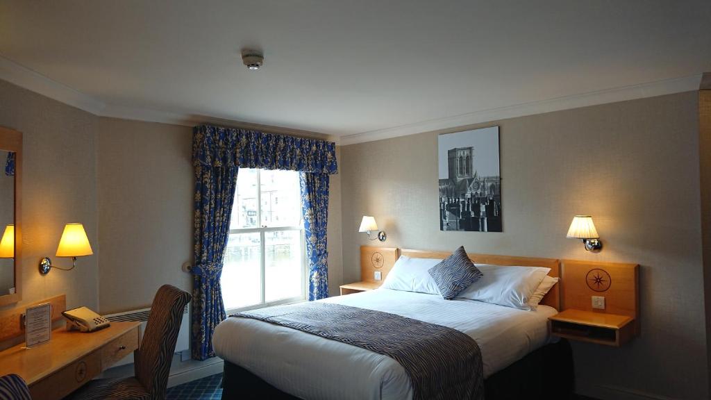 约克皇后酒店的酒店客房设有床和窗户。