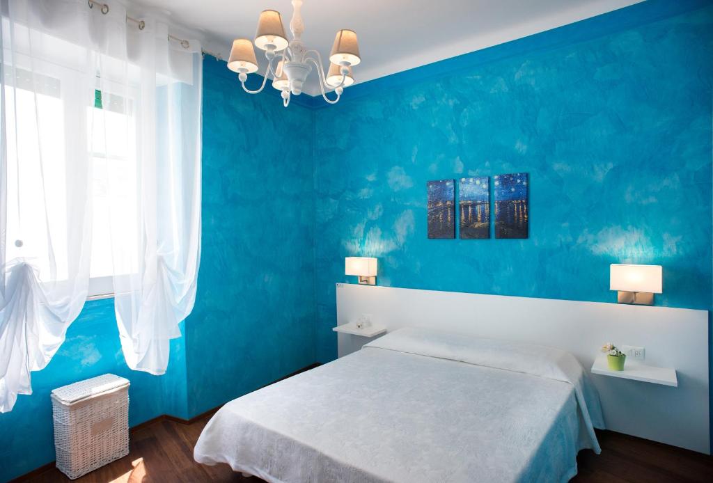 阿尔贝罗贝洛Driade dei Trulli的蓝色的卧室,配有床和蓝色的墙壁