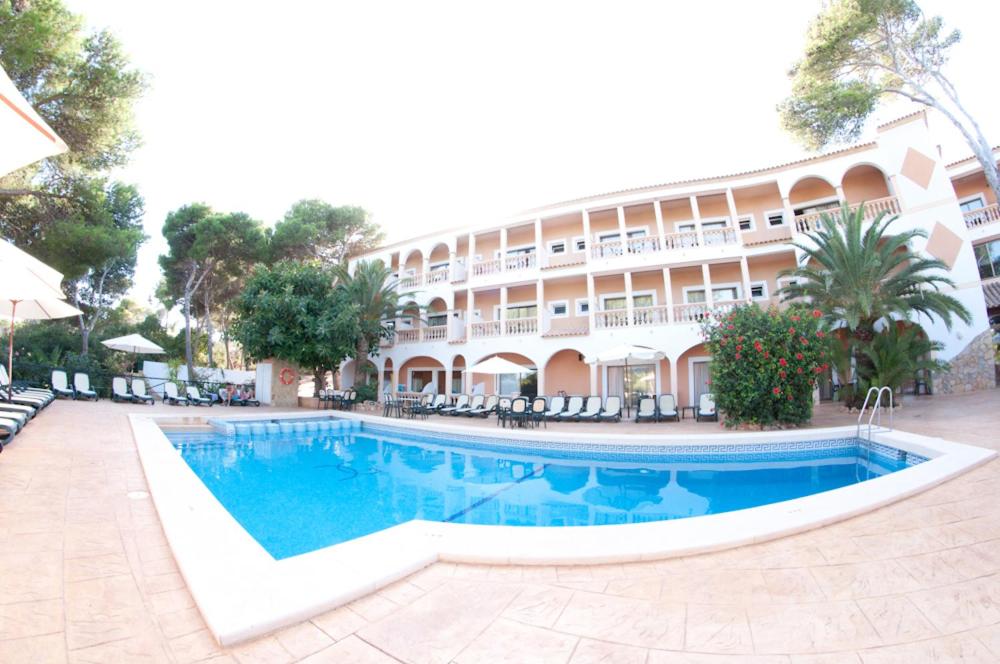 卡拉纳雅达卡拉盖特酒店的大楼前设有游泳池的酒店
