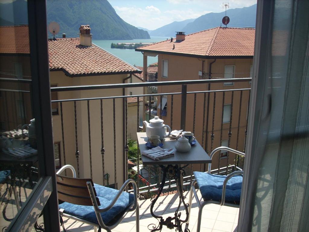 洛韦雷卡萨瓦温德拉度假公寓的阳台配有桌椅,享有水景。