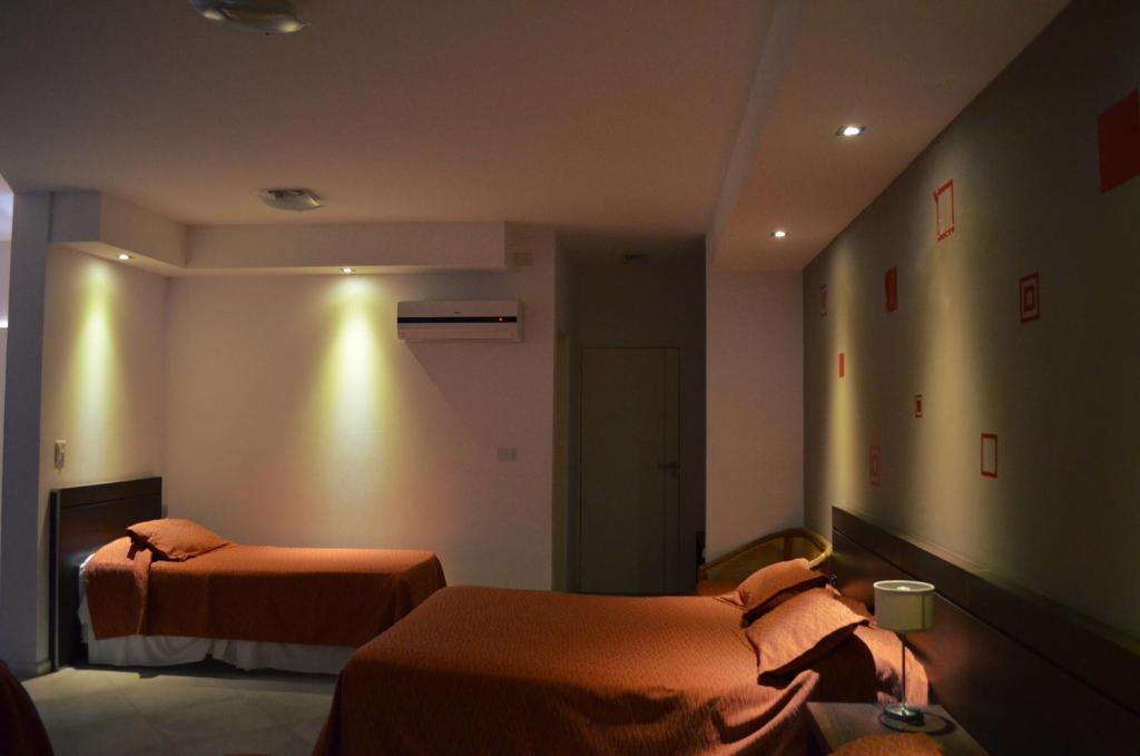 里奥夸尔托拉波萨达德尔维赫罗宾馆的一间酒店客房,房间内设有两张床