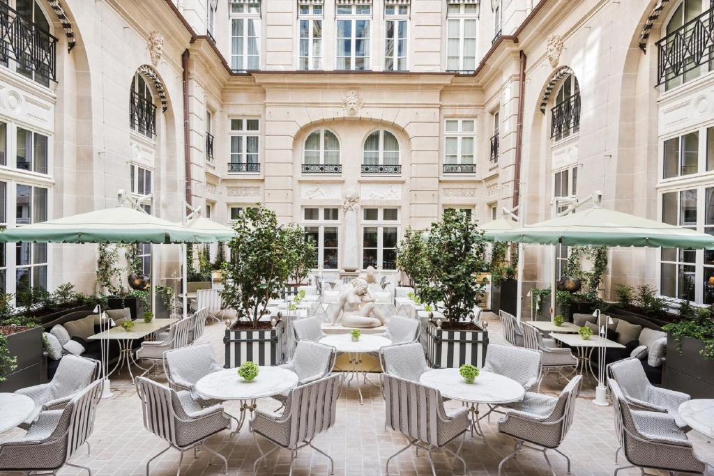 巴黎巴黎瑰丽酒店的庭院配有桌椅和喷泉
