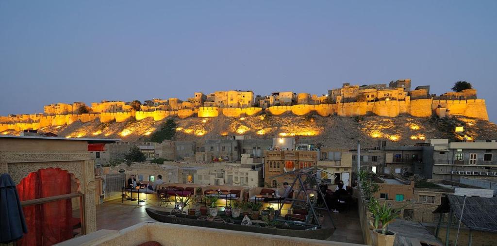 斋沙默尔Shahi Palace Hotel Jaisalmer的享有一座山丘上建筑的城市美景