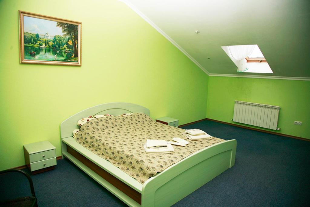 日托米尔Sava Dream的绿色卧室,配有带鞋的床