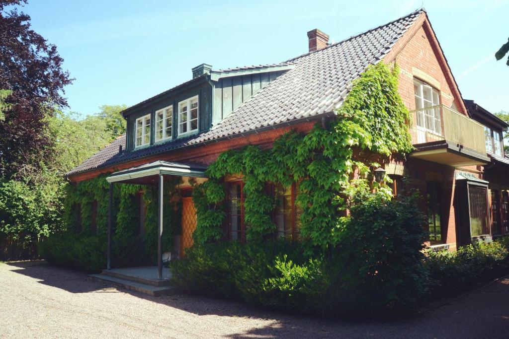 特雷勒堡Minnesberg Bed & Breakfast的常春藤生长在房子的一侧