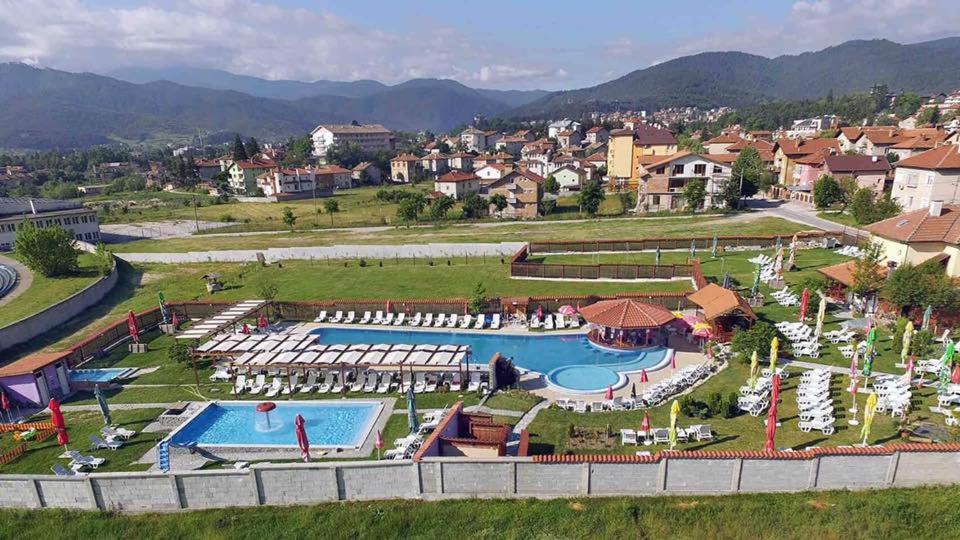 韦林格勒Guest House Velisto的享有带游泳池的度假村的空中景致