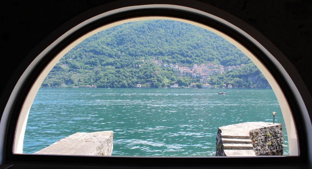 拉利奥House on the lake shore of Laglio的透过窗户可欣赏到一大片水景