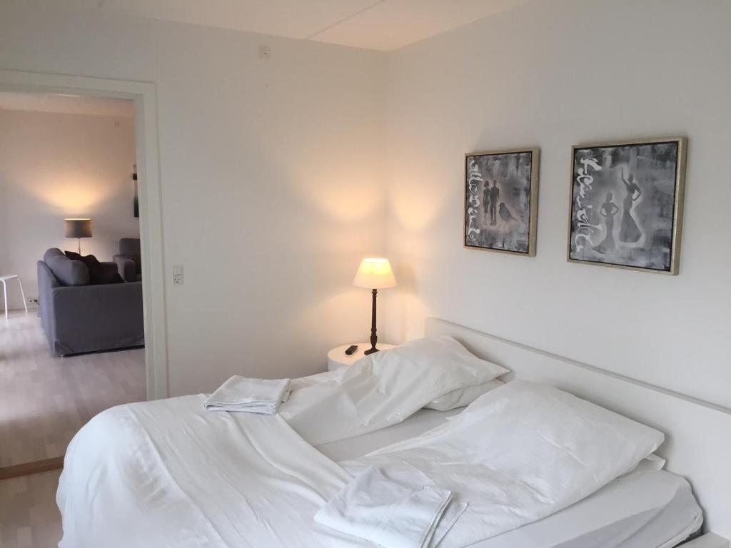 哥本哈根CITY, LUX APARTM - 2 FULL BATHROOMs, 1v的白色卧室内的一张白色床,配有灯