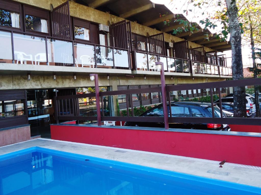 瓜鲁雅米拉马雷普拉亚酒店的大楼前的游泳池