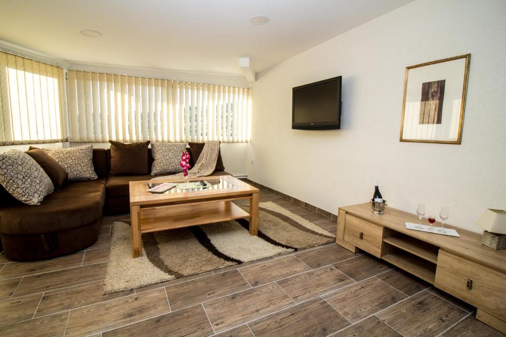 维索科皮拉米达桑卡酒店的客厅配有沙发和桌子