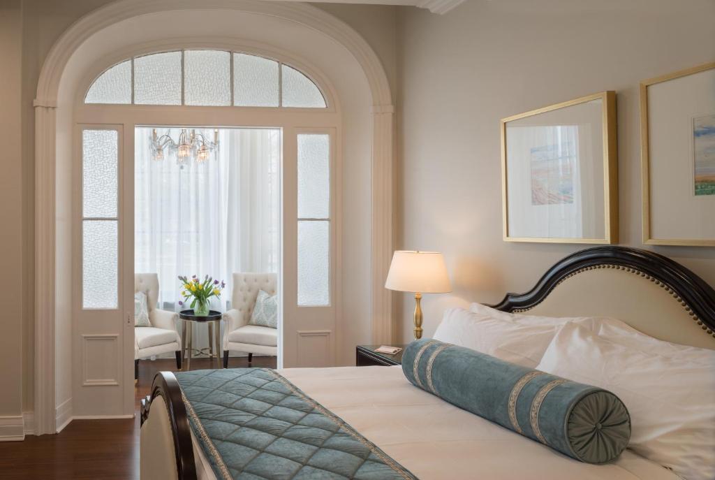 夏洛特顿悉尼精品宾馆及套房的一间卧室配有一张床,另一间卧室配有窗户