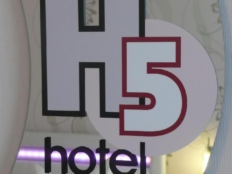 不莱梅H5不来梅酒店的挂在窗户上的酒店标志