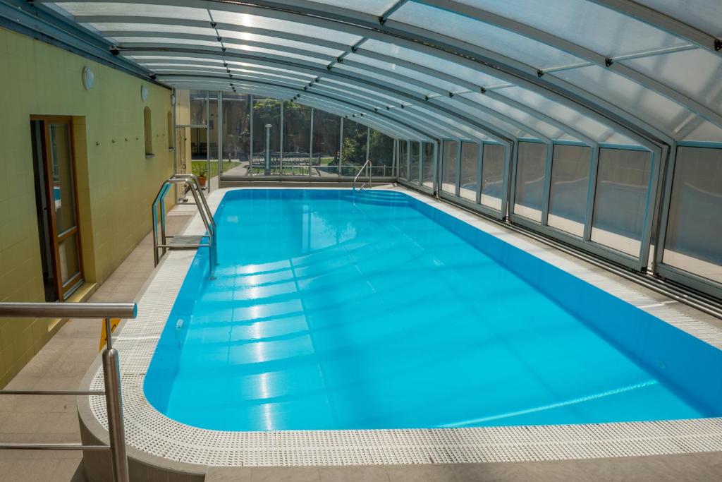 雷德尼斯斯托克瑞莱克斯酒店的大楼内的大型游泳池