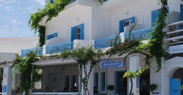 阿波罗尼亚Anthousa Hotel的白色的大建筑,有蓝色的窗户和树