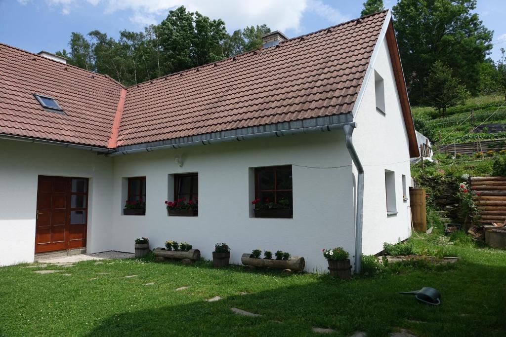 小莫拉夫卡Agroturistika Malá Morávka的白色房子,有红色屋顶