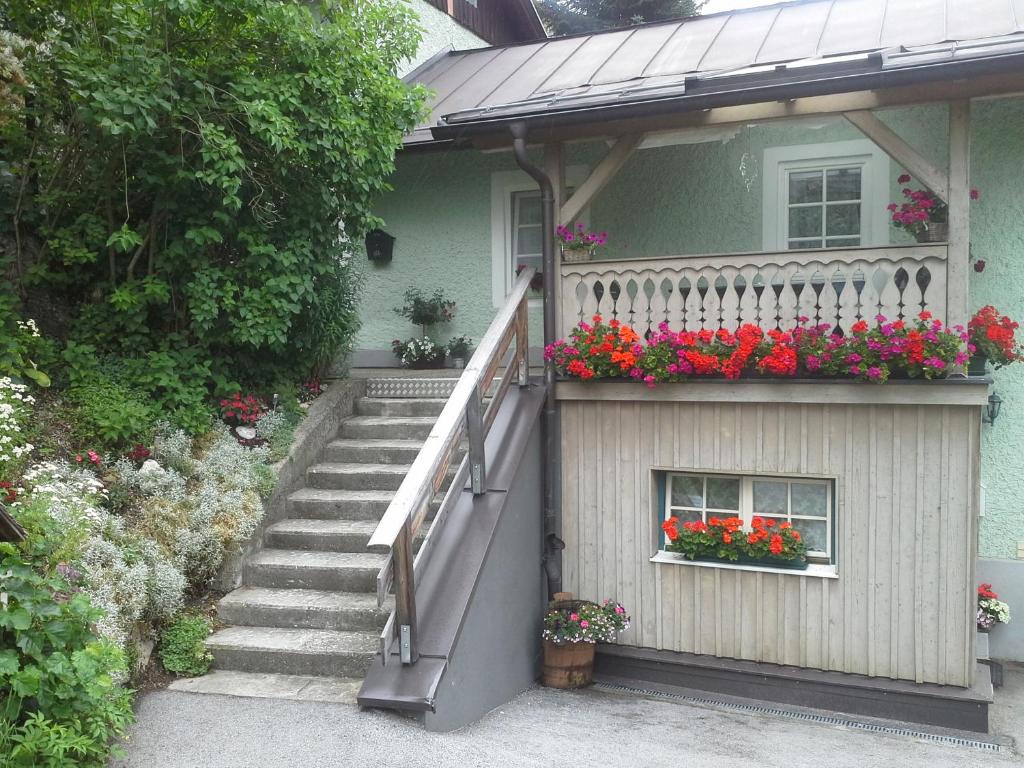 塔克森巴赫Ferienhaus Forsthof的一座房子,阳台上种着鲜花
