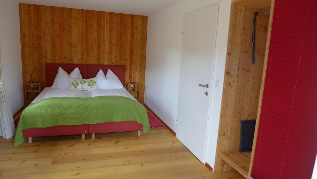 KrakauebeneGasthof Schallerwirt的一间卧室配有一张带绿毯的大床