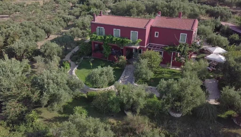 里科索翁Volidiera Guesthouse的树木繁茂的红房子的空中景色