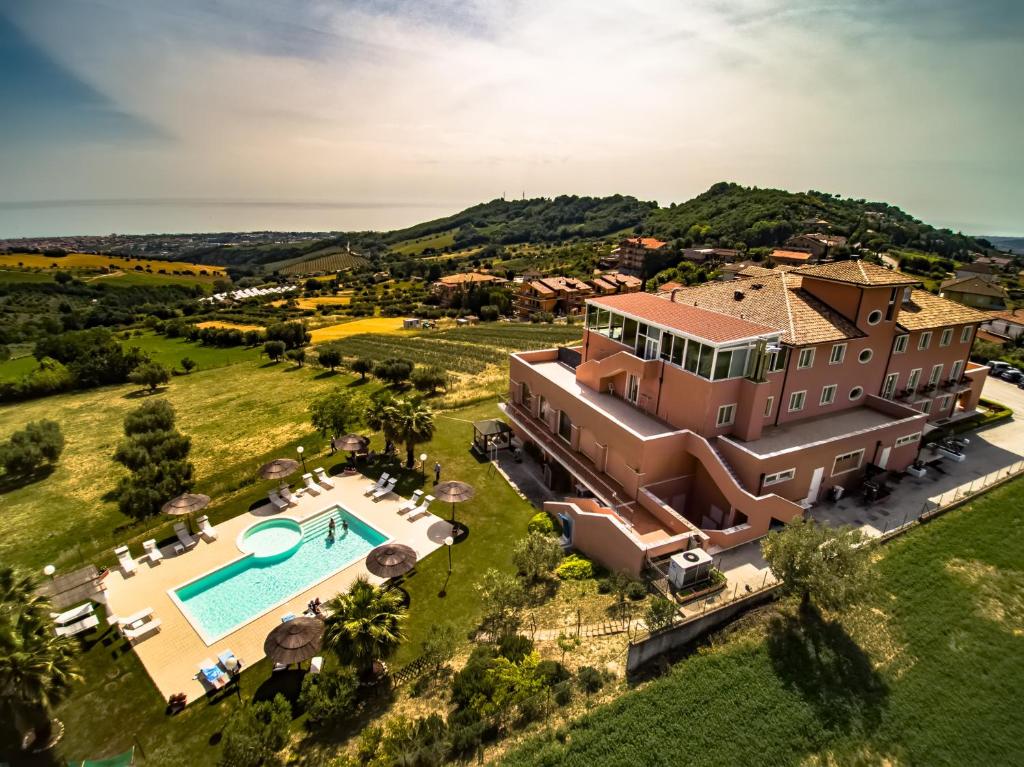 科隆内拉Villa Susanna Degli Ulivi - Resort & Spa的享有带游泳池的大房子的空中景致