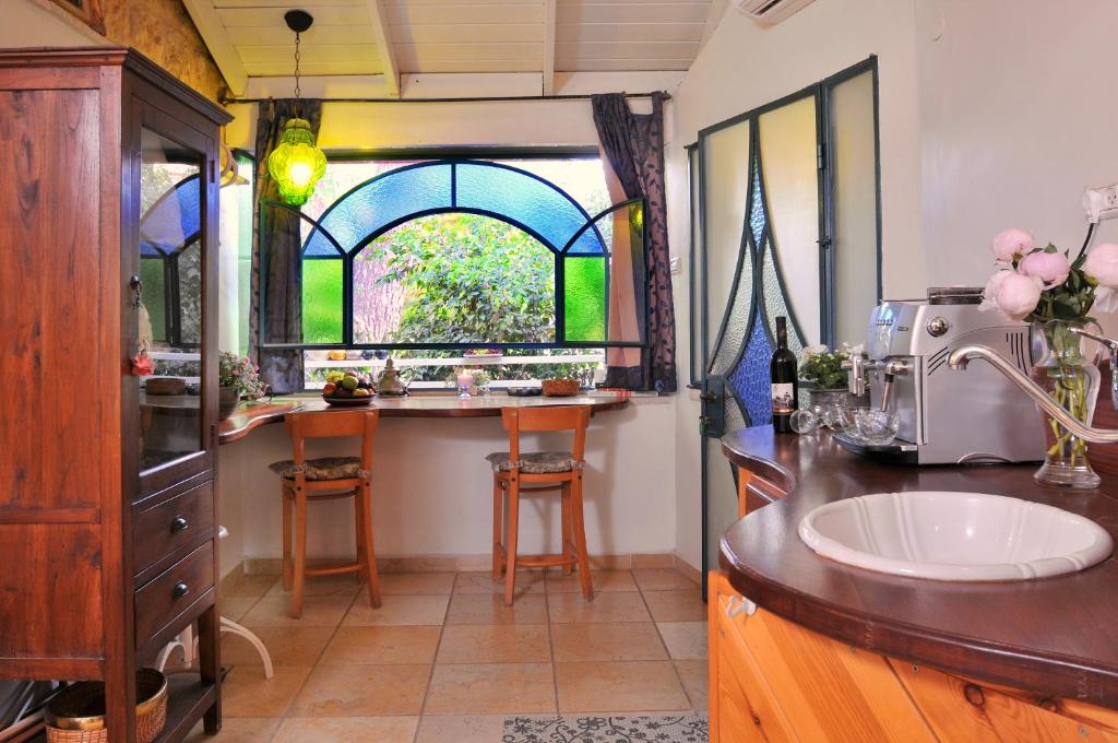罗什平纳品纳巴尔维旅馆的厨房配有水槽和带窗户的台面