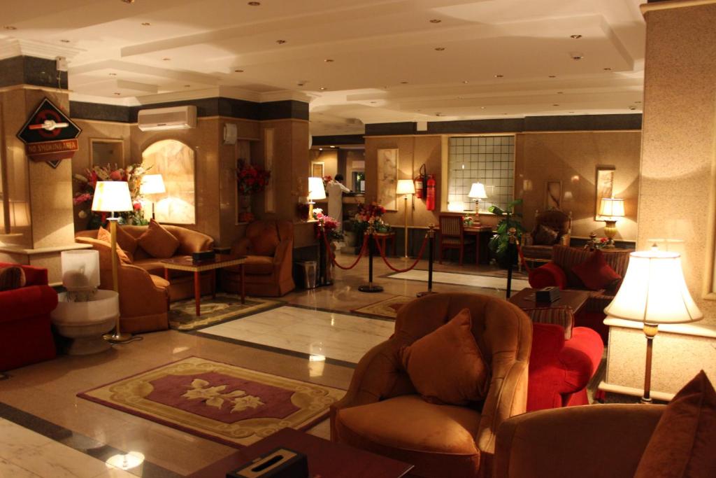 艾卜哈Abha Crown Hotel的一个带沙发和椅子的酒店大堂