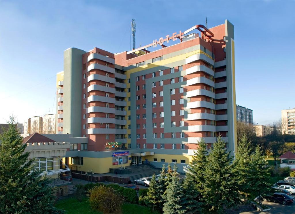罗夫诺旅游酒店的一座大型建筑,上面有起重机