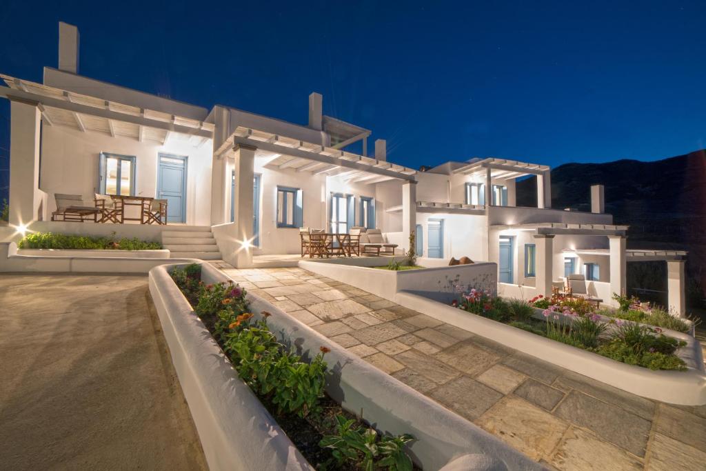 斯基罗斯岛Almyra Guesthouse的一间白色的大房子,晚上设有庭院