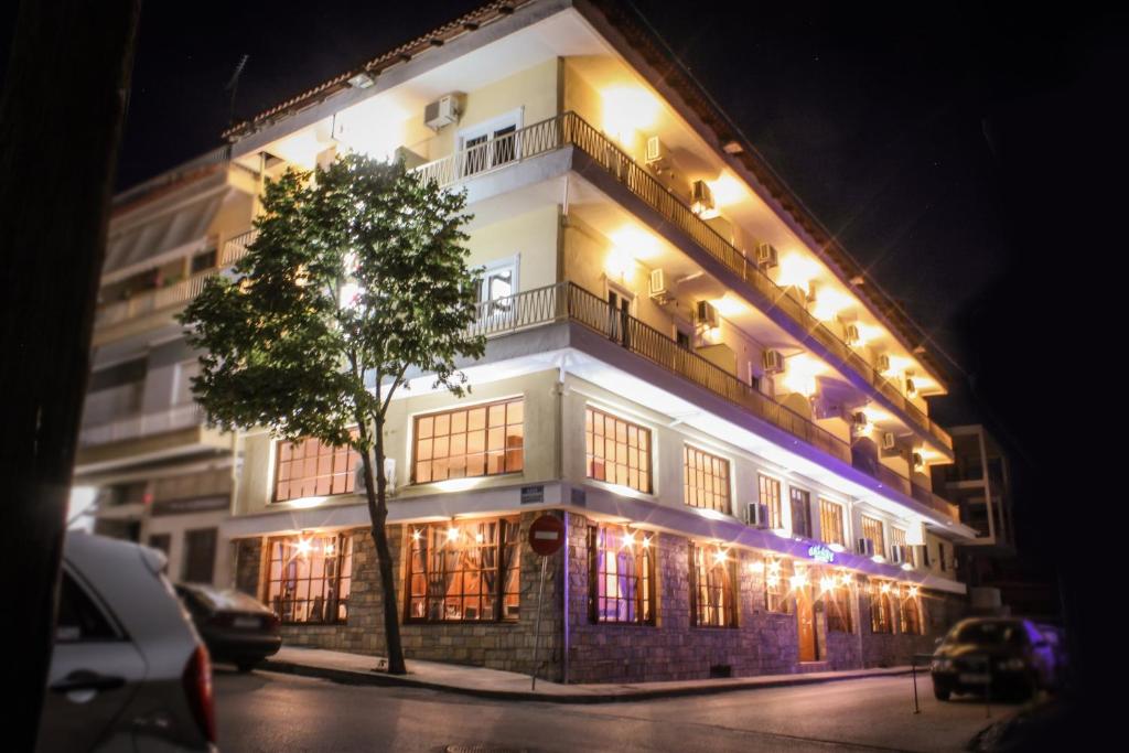卡兰巴卡银河酒店的一座白色的大建筑,晚上有灯