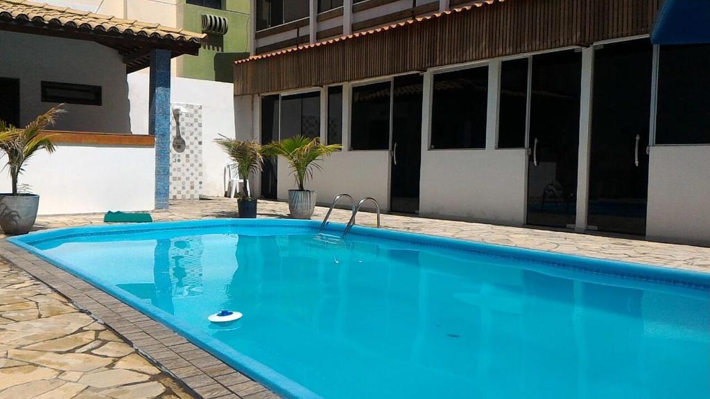 马塞约美好生活住宿加早餐旅馆的大楼前的大型蓝色游泳池