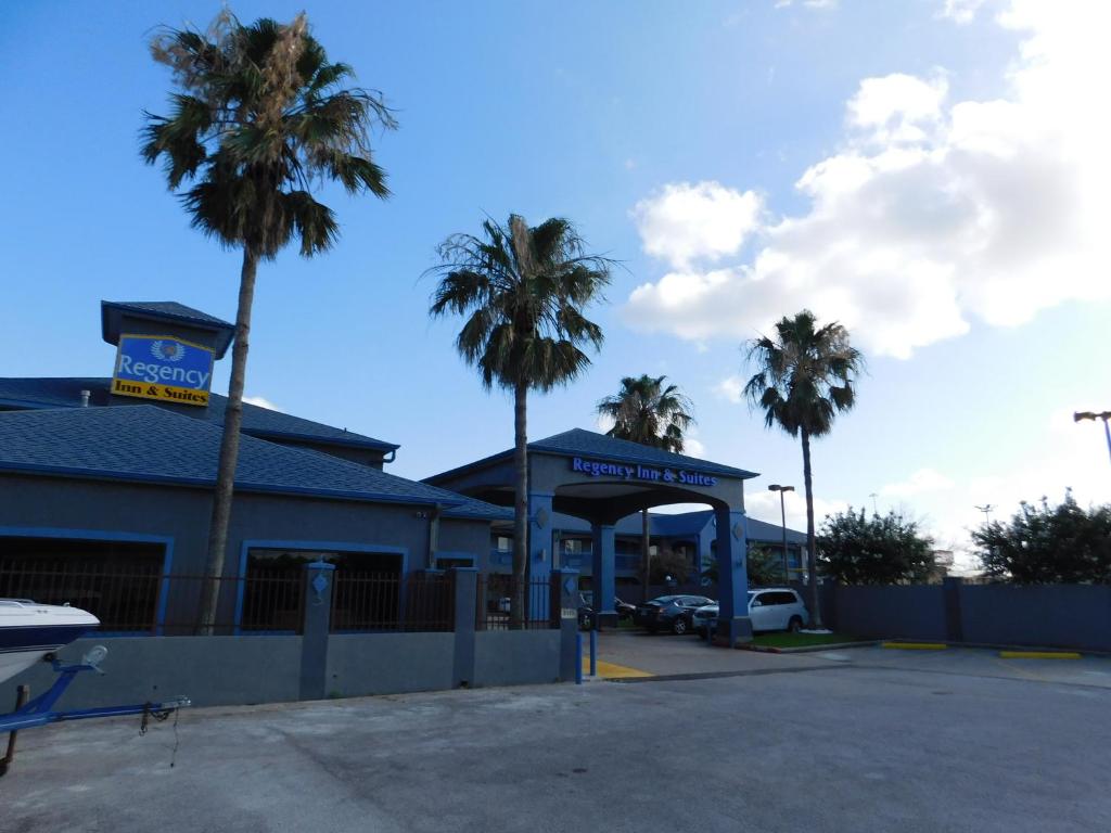 博蒙特博蒙特丽晶酒店及套房的停车场内种有棕榈树的加油站